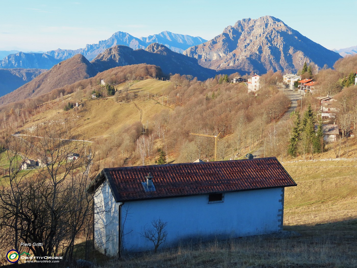 64 Al calar del sole, scendendo dal Tesoro, salutiamo l'Ocone baciato dal sole.JPG